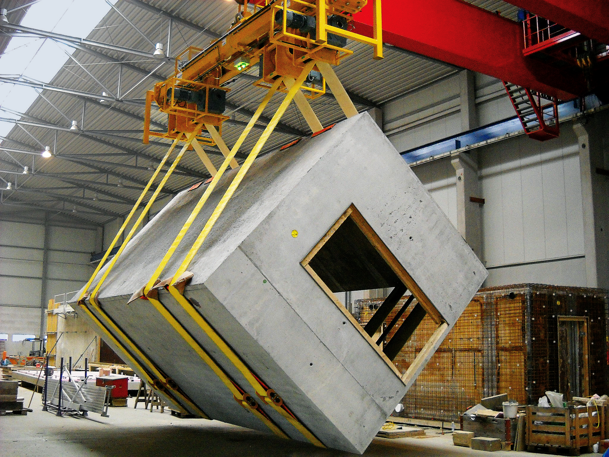 Transport eines Betonteils mit Lastaufnahmemittel