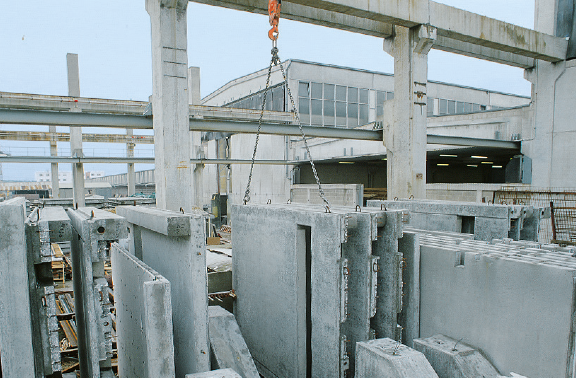Baustelle mit Betonteilen und Kranhub