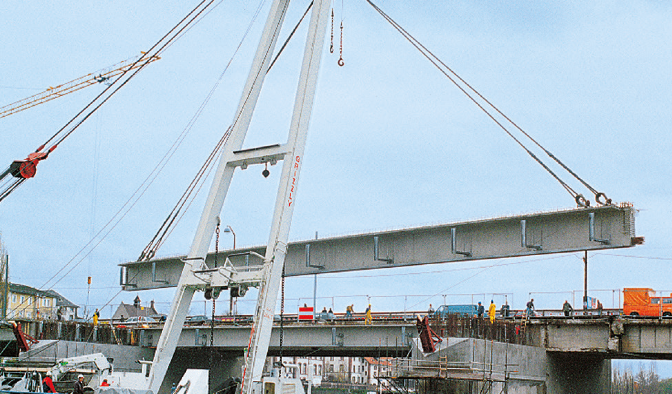 Baustelle mit Anschlagseilen beim Heben eines Betonteils